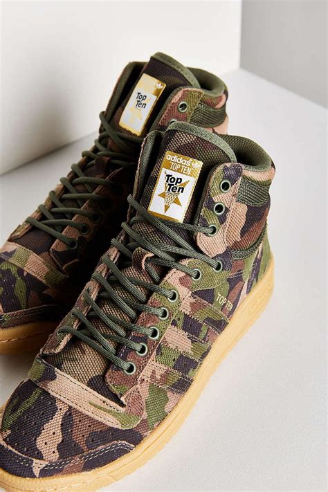 women's camo sneakers.